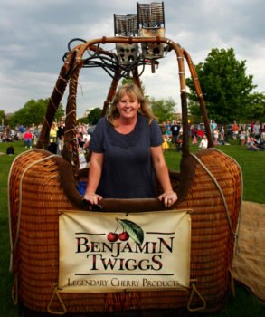 Owner Julie Millen in a 东南亚少女rapperdiss hot air balloon basket